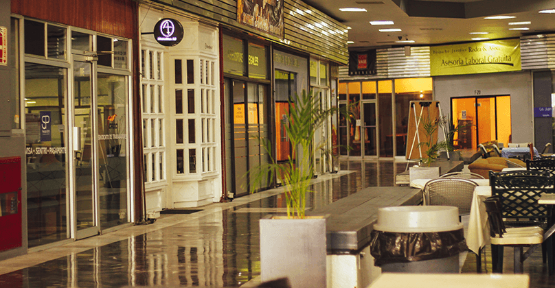 Plaza patria centro comercial, tiendas y locales, ambiente moderno y acogedor.